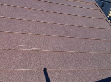 京都市南区にて屋根材の破損落下 ひび割れをカバー工法にて改修工事をさせていただきました。