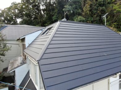 相楽郡のK様邸にてスレート屋根にスーパーガルテクトのカバー工法を施工させていただきました。