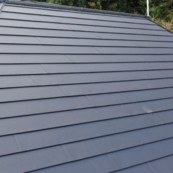 京都府相楽郡にて　塗膜の剥れている屋根を屋根カバー工法にて施工させていただきました。