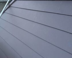 京都府長岡京市にて　塗装不可能な屋根【レサス】のカバー工法をいたしました