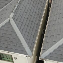 「屋根リフォームを放置するとどうなる？劣化症状とリスク」