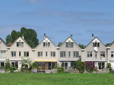 雨漏り注意！連棟住宅の屋根で多い劣化症状と修理のポイント