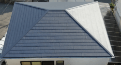 大阪府にて屋根カバー工法工事【スーパーガルテクト】を施工しました。