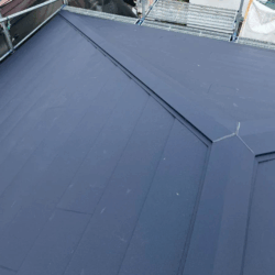 屋根材で耐久性が変わる！瓦・スレート・金属の特徴を徹底比較